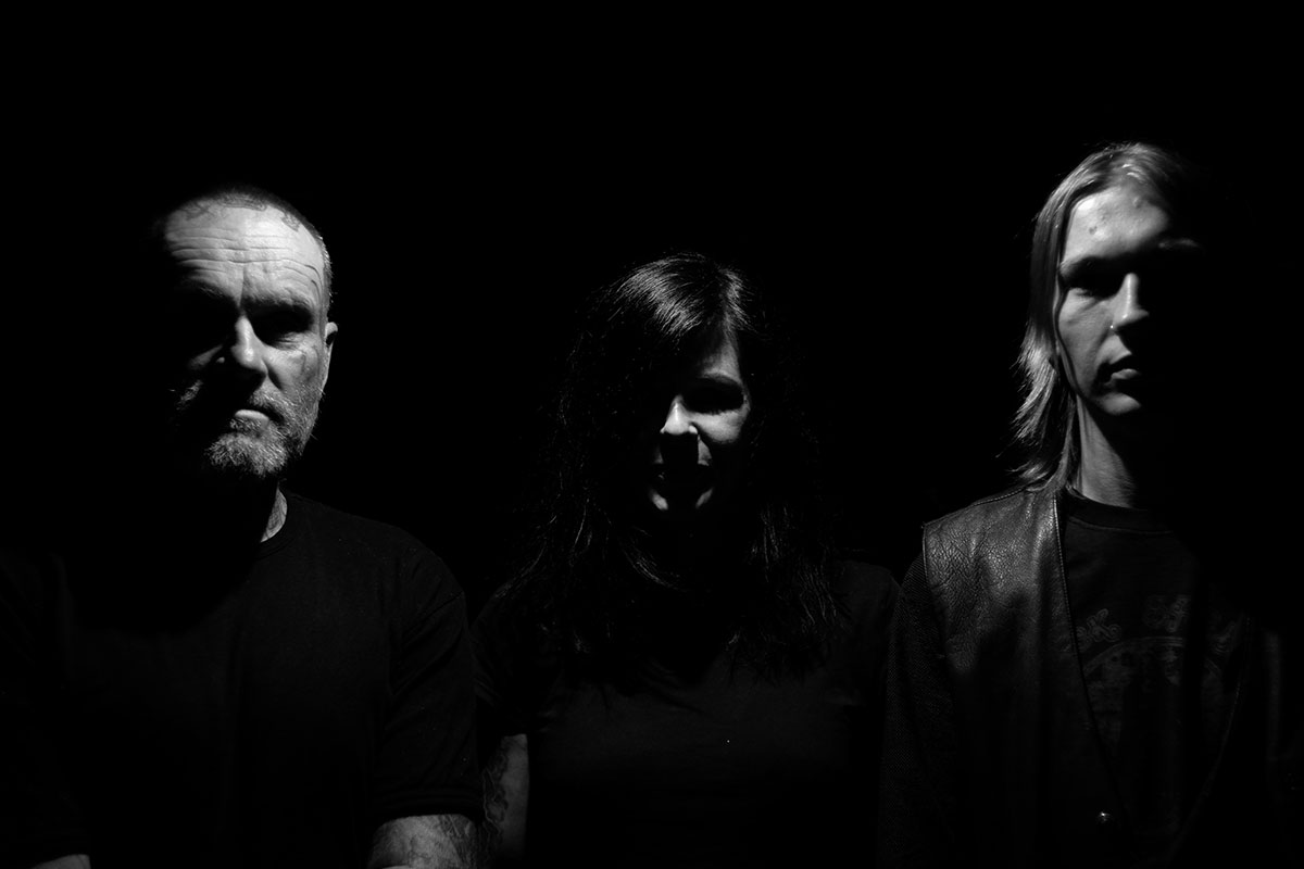 Bandfoto der Punkband Kodder mit den Bandmitgliedern Friedeman Stefi ud Arthur